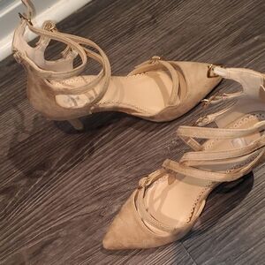 Adorable tan women's heels size 7.5 nude